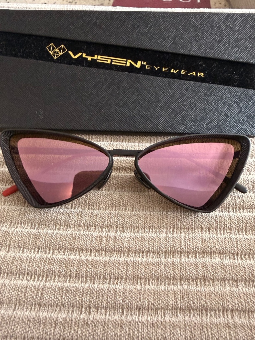 VYSEN Eyewear Black Red Mirrored Angular Cat Eye Sunglasses w/ Original Case